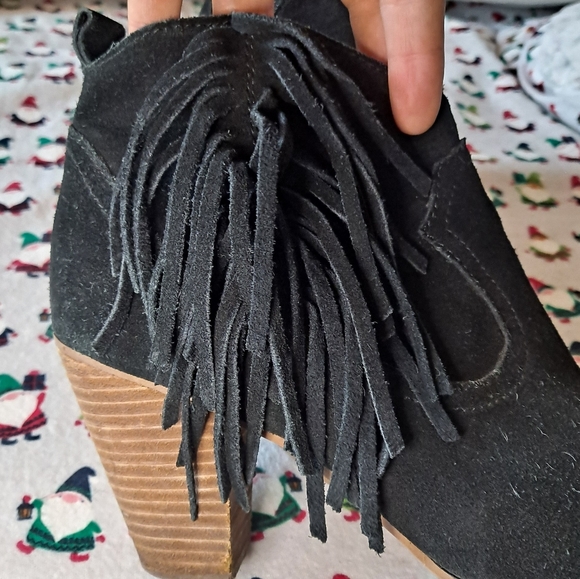 Stylish distressed black suede Steve Madden fringe booties, 10 - Picture 2 of 12